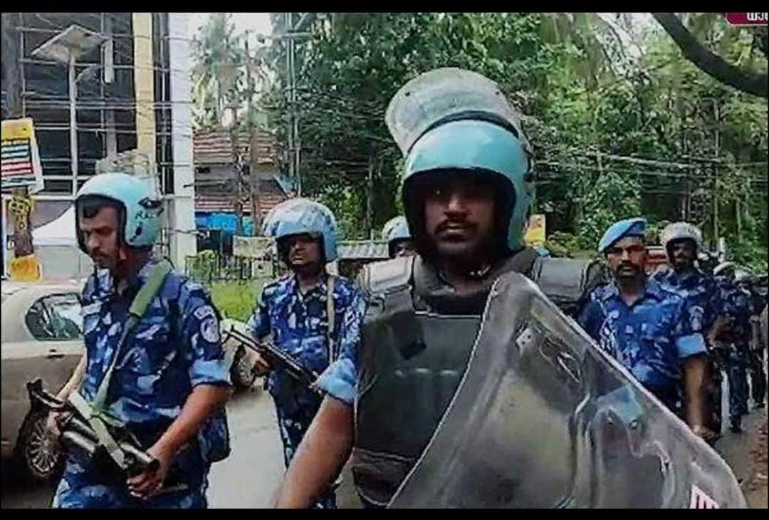 നാദാപുരത്ത് കേന്ദ്ര സേനയുടെ റൂട്ട് മാര്‍ച്ച്, പലര്‍ക്കും ആശങ്ക, വല്ല ...